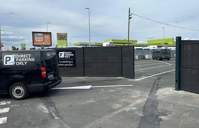 Entrée sécurisée du parking